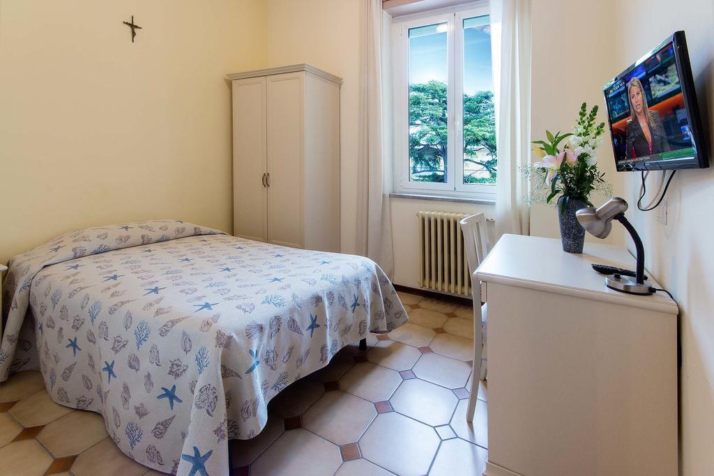 Single Room,688441878:JPEG